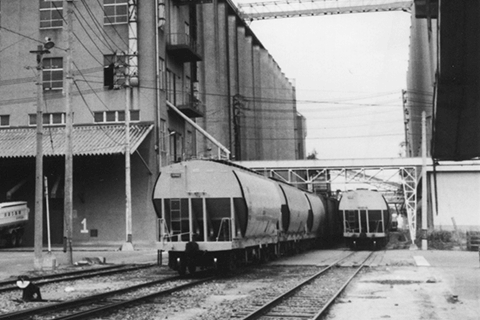 1966(昭和41)年10月公共臨港鉄道開通当社より熊本へ第1便を発送