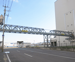 隣接したサイロ及び工場へは、直結のコンベヤで送り出します。