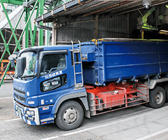 一部の工場へは、トラックに積み込み陸送されます。