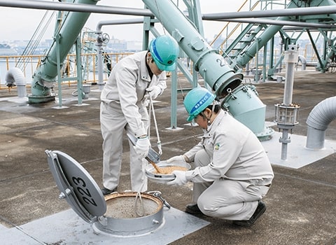 サイロビン上部より穀物を採取し、状態を実際に見て保管状況を確認しています。