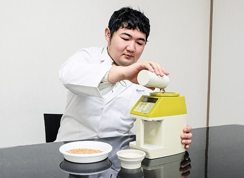 同時に水分を測定し、品質に変化がないか確認しています。